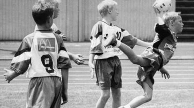 Auch beim Handballnachwuchs geht's richtig zur Sache, wie das Bild von einem früheren Turnier zeigt. GEA-ARCHIVFOTO