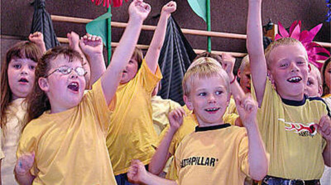 Begeistert stimmten die Erstklässler beim Schulfest in den Beatles-Song &raquo;Yellow submarine&laquo; ein.  FOTO: MAR