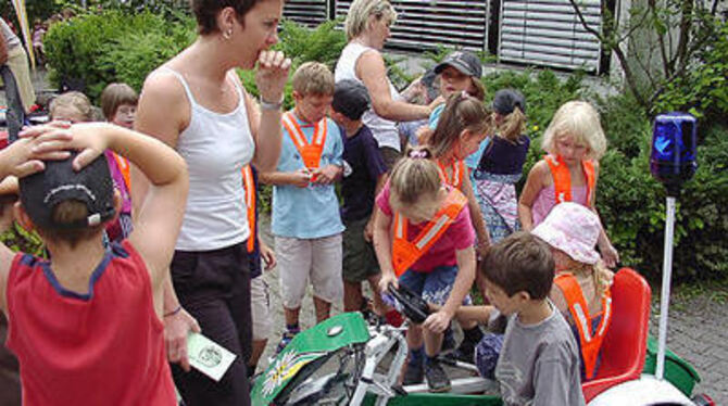 Posieren fürs Erinnerungsfoto: Verkehrs-fitte Kids im Polizeigokart. FOTO: STÖRK