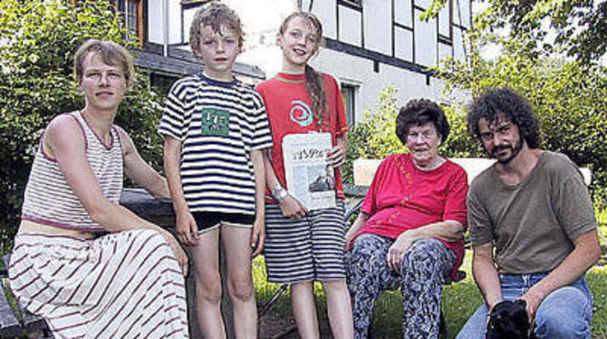 Idyll im Erzgebirge (von links): Birgit, Max und Hannah zusammen mit der Oma und Volker Hauswirth, dem Bruder des Metzinger Ober