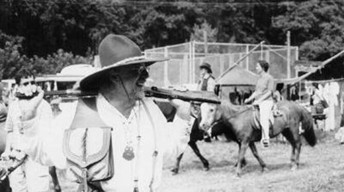 Festen wie im Wilden Westen: Das Gewehr geschultert schlendert dieser Mann über das Festgelände beim Lichtenstein. FOTO: IF