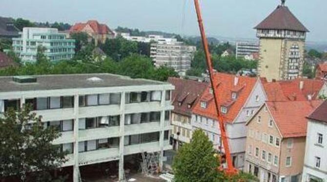 Ein turmhoher Kran schwenkte die vorgefertigten Stahlträger für den Ratskeller-Neubau ein. GEA-FOTO: LB