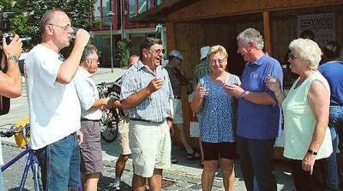 Wasserprobe auf dem Metzinger Marktplatz: Wie Rolf Rickborn (links) und Metzingens OB Dieter Hauswirth (Zweiter von rechts) konn