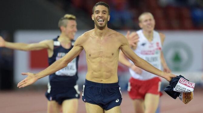 Der Franzose Mahiedine Mekhissi-Benabbad hat sich beim Hindernislauf über 3000 Meter noch vor dem Ziel das Trikot ausgezogen.