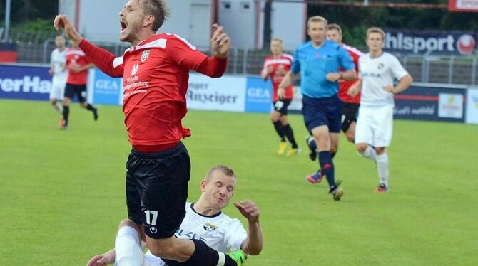 Gestoppt: Bastian Bischoff und der SSV Reutlingen. Am Boden: Der Balinger Innenverteidiger Kai Mundt.GEA-FOTO: PACHER