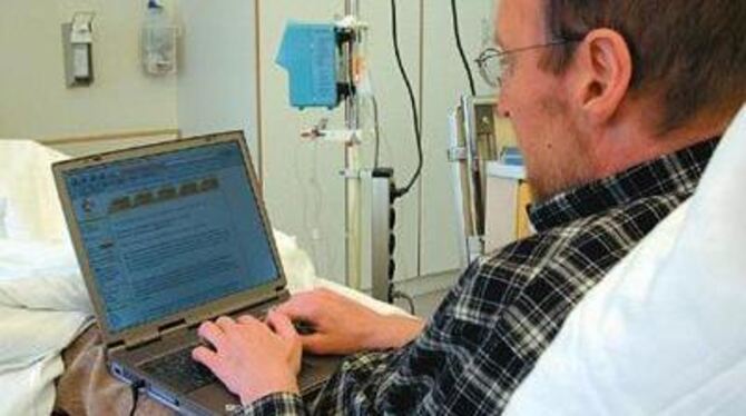 Moderne Kommunikation am Krankenbett: Auf zwei Krebs-Stationen In Tübingen sind bald Surf-Touren durchs Internet möglich. FOTO:M