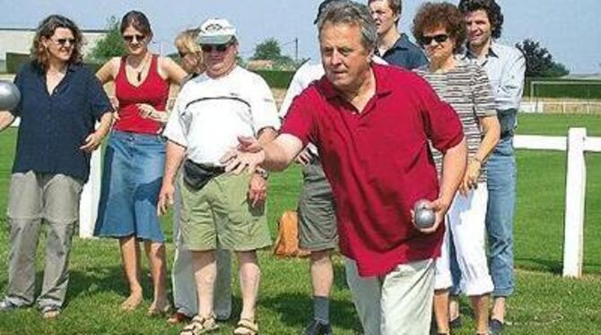 Typisch französisch: Bürgermeister Hubertus-Jörg Riedlinger zeigt beim Petanque-Spiel, dass auch Deutsche manchmal ins Schwarze