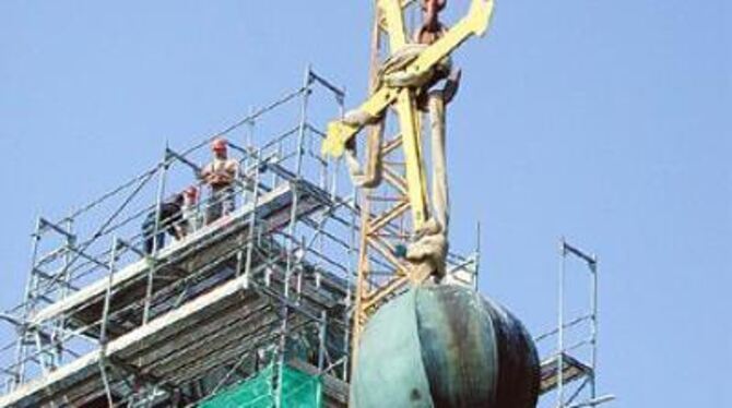 Kugel und Kreuz schweben vom Eglinger Kirchturm herab - der Beginn einer aufwändigen Sanierung, in der der alte Bau komplett abg