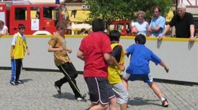 Wo ist der Ball, wer kommt zuerst dran? Statt Markt mal Fußball in Bad Urach. FOTO: STÖ