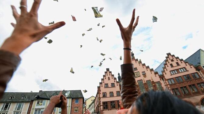 Die Hände gen Himmel: In Frankfurt regnete es Geld. Foto: Andreas Arnold