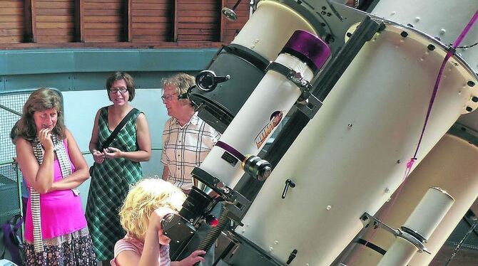 Aufregender Blick durch das neue Vier-Zoll-Sonnenteleskop der Sternwarte. FOTO: WEBER