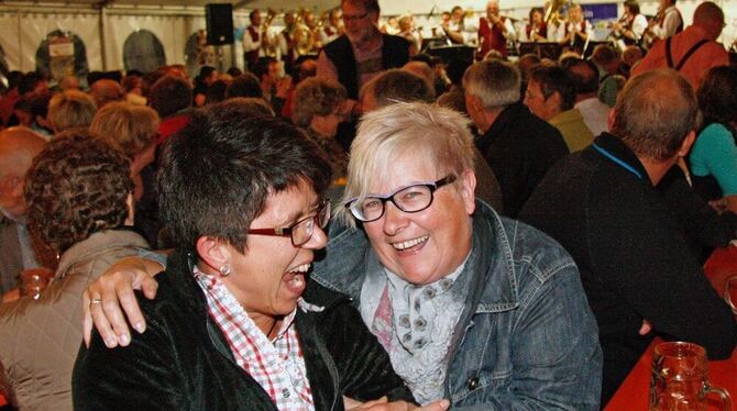 Zünftig , kernig, schmissig – das 20. Starkbierfest der Albdorfmusikanten Pfronstetten kam wieder bestens an. FOTO: LPT