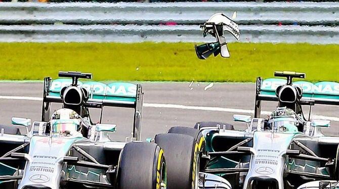 Nico Rosberg (r) schlitzte seinem Teamkollegen Lewis Hamilton bei einem Überholmanöver den linken Hinterreifen auf. Foto: Srd