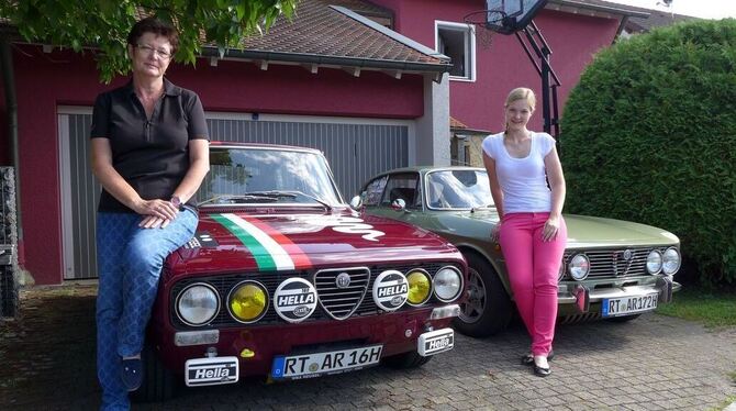 Ein eingespieltes Team: Hannegrit (links) und Sarah Wurth mit ihren Rallye-Oldtimern, einem roten Alfa Romeo Berlina, Baujahr 19