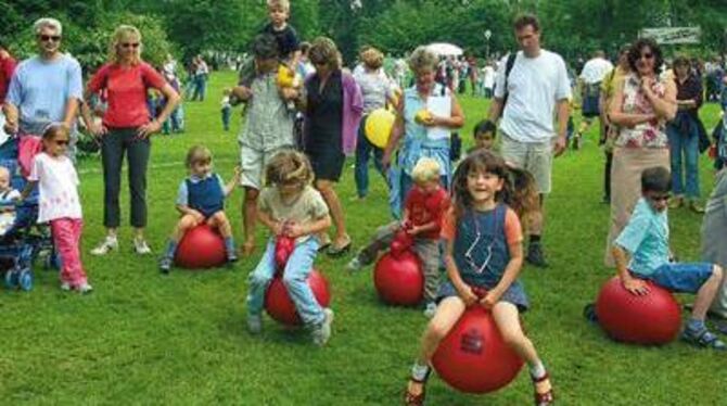 Eine Menge Spaß hatten die Kinder, die sich auf der Spielstraße nach Herzenslust austoben konnten. FOTO: ANSTÄDT