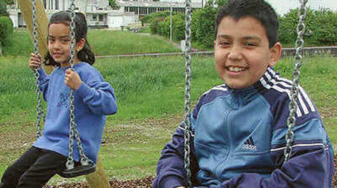 Almina (5) und Alil (10) wohnen seit ein paar Wochen in dem neuen Asylbewerberheim in Bästenhardt. Auf dem Spielplatz fühlen sie