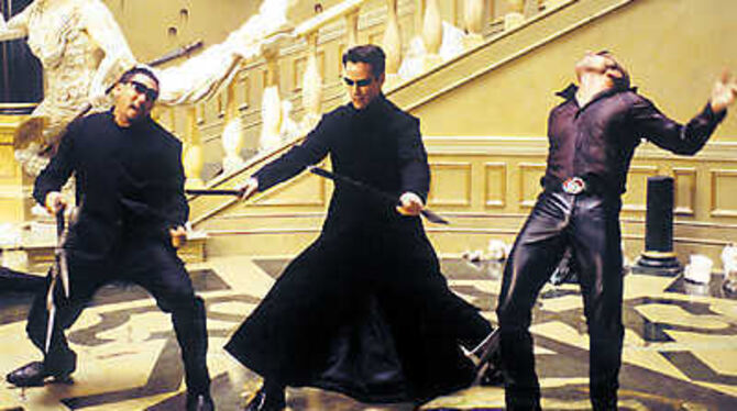 In &raquo;Matrix Reloaded&laquo; kämpft sich Neo (Keanu Reeves, Mitte) zur philosophischen Hintertreppe durch. FOTO: WARNER BROS