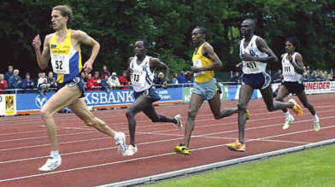 Die 3 000 m als einer der Höhepunkte (von links): Sebastian Hallmann verfolgt von den Kenianern Moses Kigen, Laban Chege, Abraha