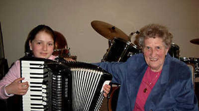 Zwei Damen und ihr Lieblingsinstrument: Florence Thonnelier und Helmi Körner, Gründerin des Jugendakkordeonorchesters. FOTO: LPT