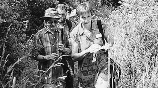 Zusammen mit Alb-Guide Anne Greiner erkunden Besucher auf den Spuren des Landschafts-Malers Felix Hollenberg die Gegend um Gomad