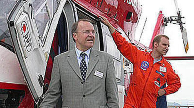 Dr. Michael  Schulze  mit Thomas Kirchner,  einem  Piloten  der Rettungsflugwacht  bei  der Demonstration der Zusammenarbeit der