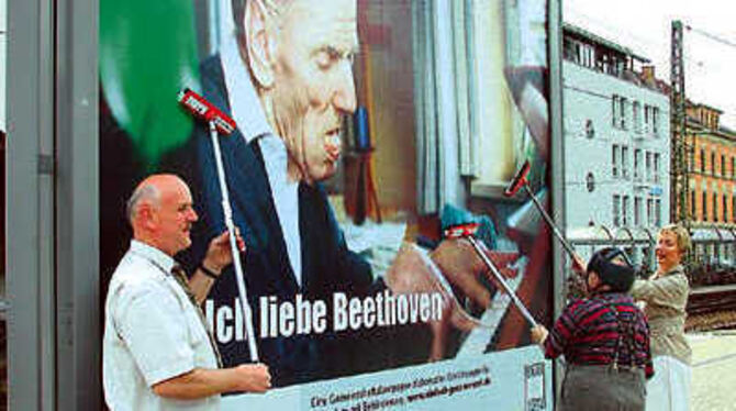 Plakat-Aktion über Behinderte und mit Behinderten auf Gleis 3 des Reutlinger Hauptbahnhofs. FOTO: SOL