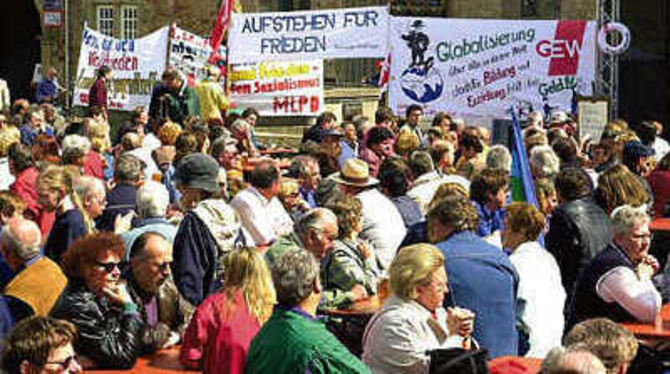 Ein Platz an der Sonne: Der Marktplatz war bei der Maikundgebung und beim Fest rappelvoll. GEA-FOTO: PACHER