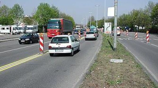 B 312-Umleitung am Südbahnhof: Auf einem Teilabschnitt steht nur eine Fahrbahn in Richtung Reutlingen zur Verfügung. GEA-FOTO: E