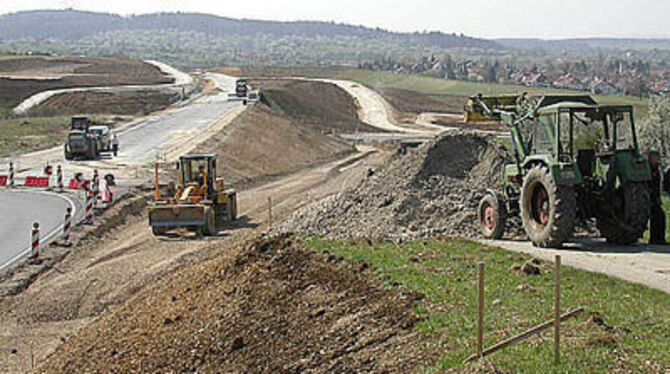 Gigantisches Straßenbauwerk, für das eine Menge Boden verschoben werden muss, und Neuhausens Grundstücke neu vermessen und aufge