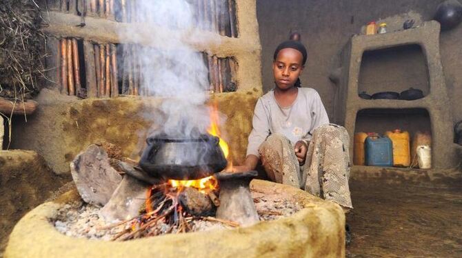 Vor allem in Asien und Afrika kochen viele Menschen auf offenem Feuer oder in einfachen Öfen. Foto: Tobias Hase