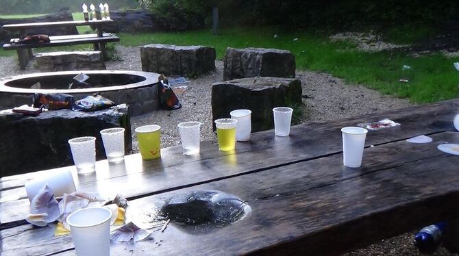 Plastikbecher und Unrat aller Art haben Feiernde an der Grillstelle auf dem Weinberg hinterlassen: Metzingens Erster Bürgermeist