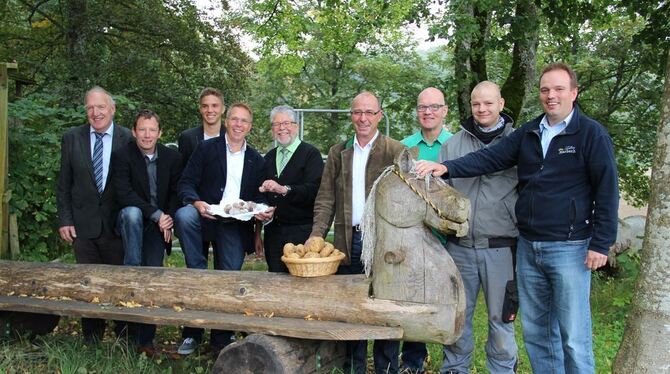 Mit Erdäpfeln und der daraus kreierten süßen Köstlichkeit auf dem Teller. Die Macher des Kartoffelfests. 	GEA-FOTO: GEIGER