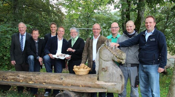 Mit Erdäpfeln und der daraus kreierten süßen Köstlichkeit auf dem Teller. Die Macher des Kartoffelfests.  GEA-FOTO: GEIGER