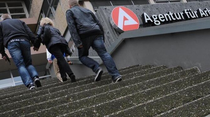 Agentur für Arbeit in Wiesbaden. Hartz IV soll um acht Euro erhöht werden. Foto: Arne Dedert/Archiv