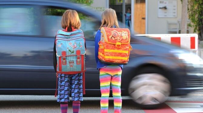 Verkehrsminister Hermann rät Eltern, nicht aus Angst um die Sicherheit ihrer Grundschulkinder diese mit dem Auto zum Unterricht