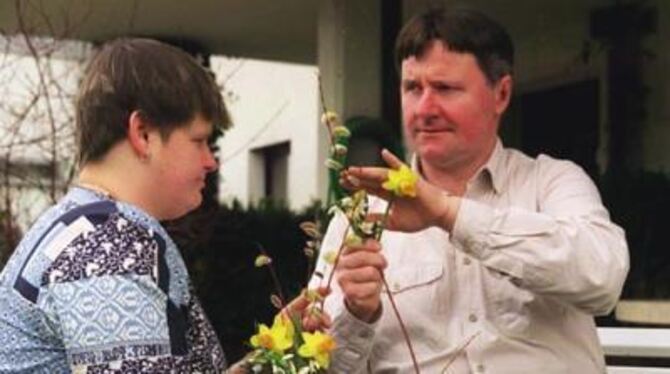 Den Frühling fühlen - auch ohne Augenlicht: Roland Wahl und Simone Degler. FOTO: SCHNEIDER