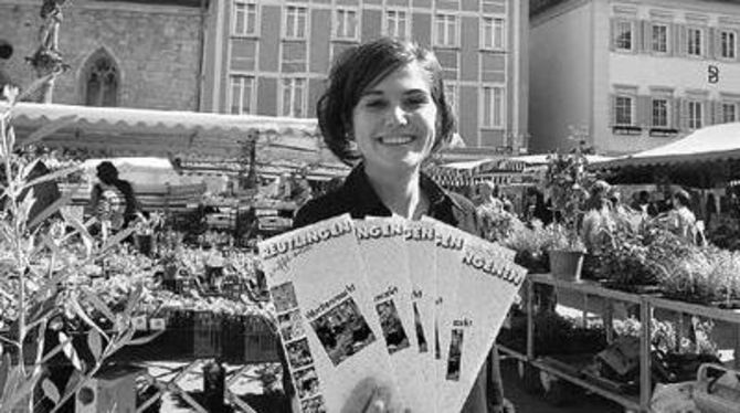 Marktbeschickerin Tanja Lang bietet ihn schon an: den neuen Marktflyer für den besseren Überblick.  FOTO: TRINKHAUS