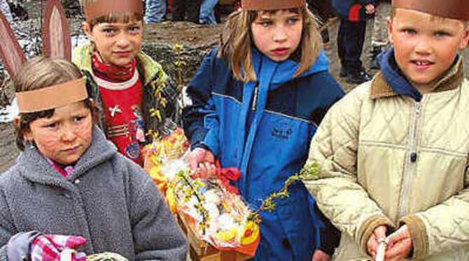 Mit Körbchen voller bunter Ostereier schwärmten Grundschüler aus.  FOTO: AN