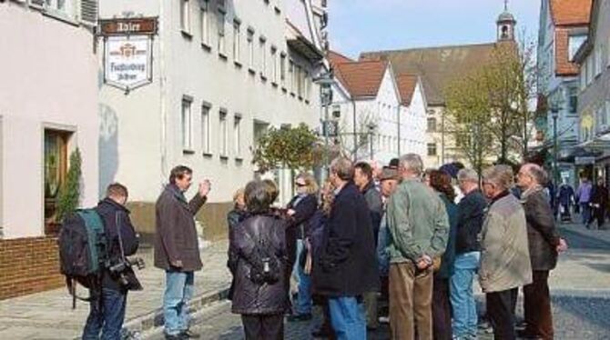 &raquo;Metzingen bewegt . . .&laquo;: Stadtführung mit dreißig Teilnehmern. FOTO: K