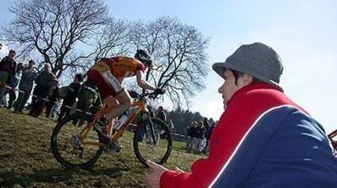 Spitzensport, Spitzenstimmung: Das Münsinger Mountainbike-Rennen war in diesem Jahr ein Publikumsmagnet. GEA-FOTO: REISNER