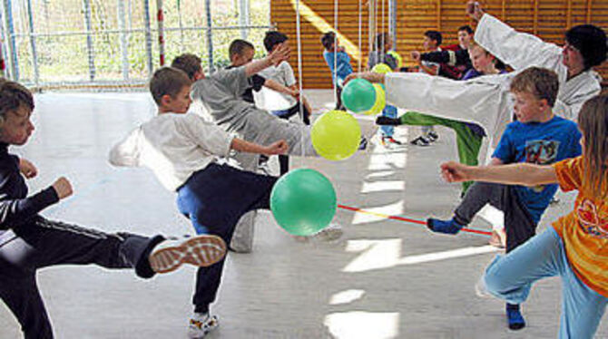 Auch wenn es noch so verlockend ist: Beim &raquo;Sound-Karate&laquo; darf der Ball nicht angekickt werden.  Foto: an