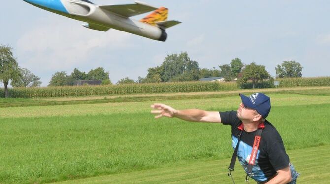 Voller Körpereinsatz: Andreas Schadhauser startet seinen Düsenjet auf dem Vereinsgelände des Modellflugclubs.  GEA-FOTO: MEYER