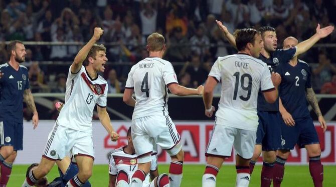 Thomas Müller (2.v.l.) jubelt nach dem Tor zum 2:1 gegen Schottland. Foto: Federico Gambarini