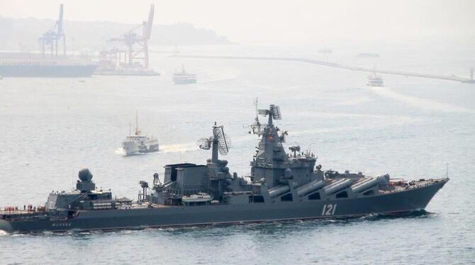 Der russische Lenkwaffenkreuzer »Moskwa« fährt durch den Bosporus ins Mittelmeer. Foto: Can Merey