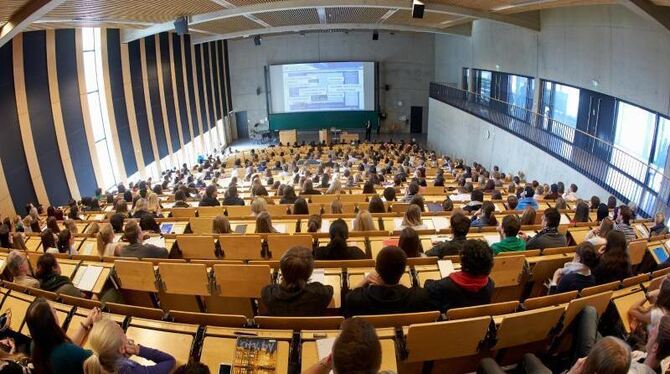 Studenten in einem Hörsaal.