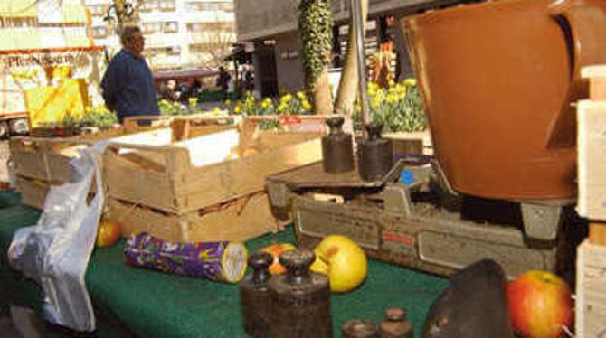 Die Kunden können kommen, die Äpfel vom eigenen Baum warten schon - und auf dem Reutlinger Bauernmarkt kommen Waage und Kasse no