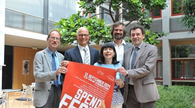 Aufruf zum »Spendfest« (von links): Thomas Becker von der Volkshochschule, Dr. Hans Hammann, Ursel Riehle, Dr. Ingo Wolff (alle