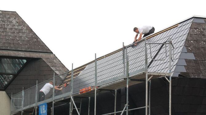 Erst das Eingangsdach, dann werden andere wetterseitige Partien repariert. FOTO: PFISTERER