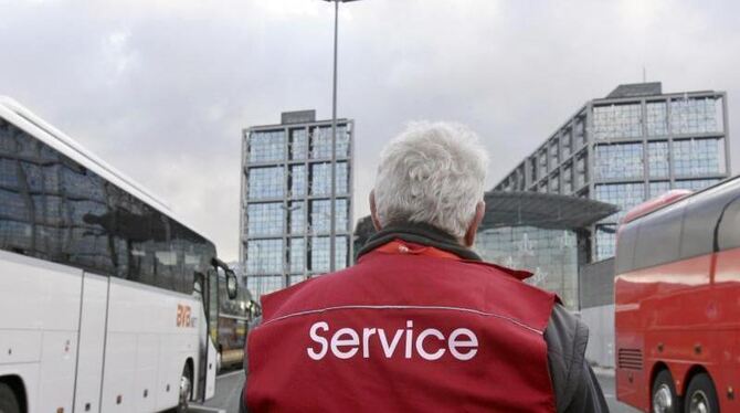 Busse vor dem Berliner Hauptbahnhof: Die wachsende Konkurrenz durch Fernbusangebote macht der Bahn zu schaffen. Foto: Arno Bu