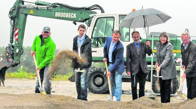 Betriebsangehörige beim Spatenstich. Der Neubau zieht sich am Ortsausgang parallel zur früheren B 28 in die Länge. GEA-FOTO: MEY